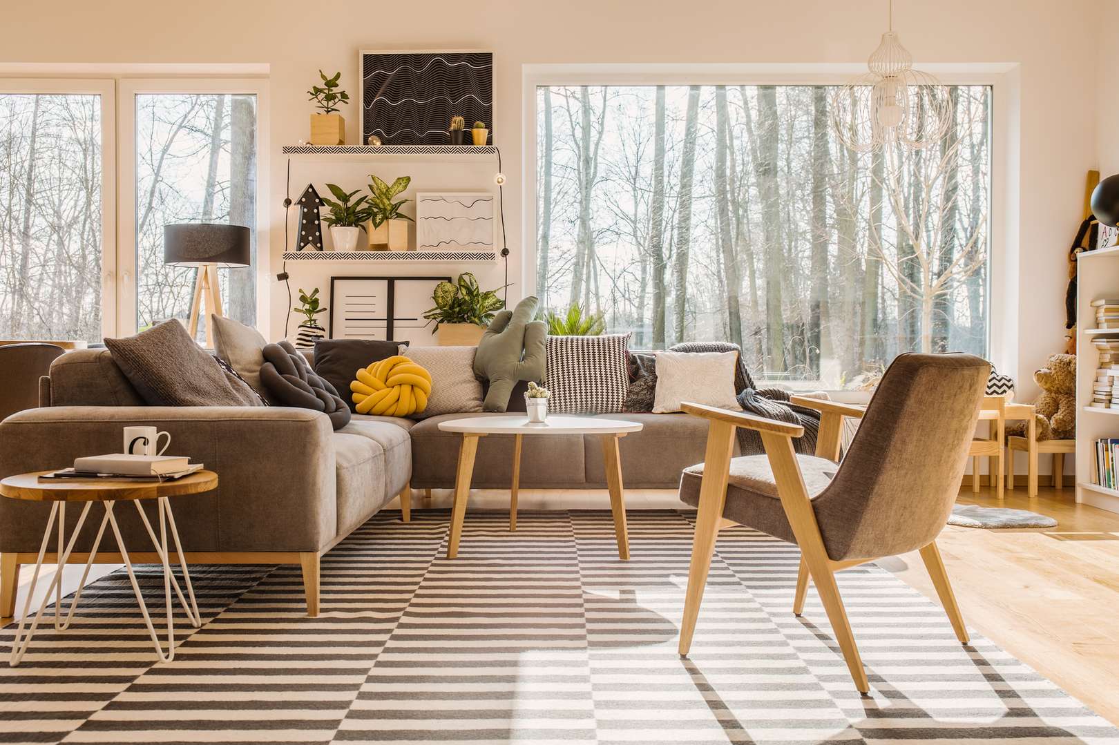 low-angle-view-of-a-scandinavian-sunlit-living-roo-5WYXQPM.jpg