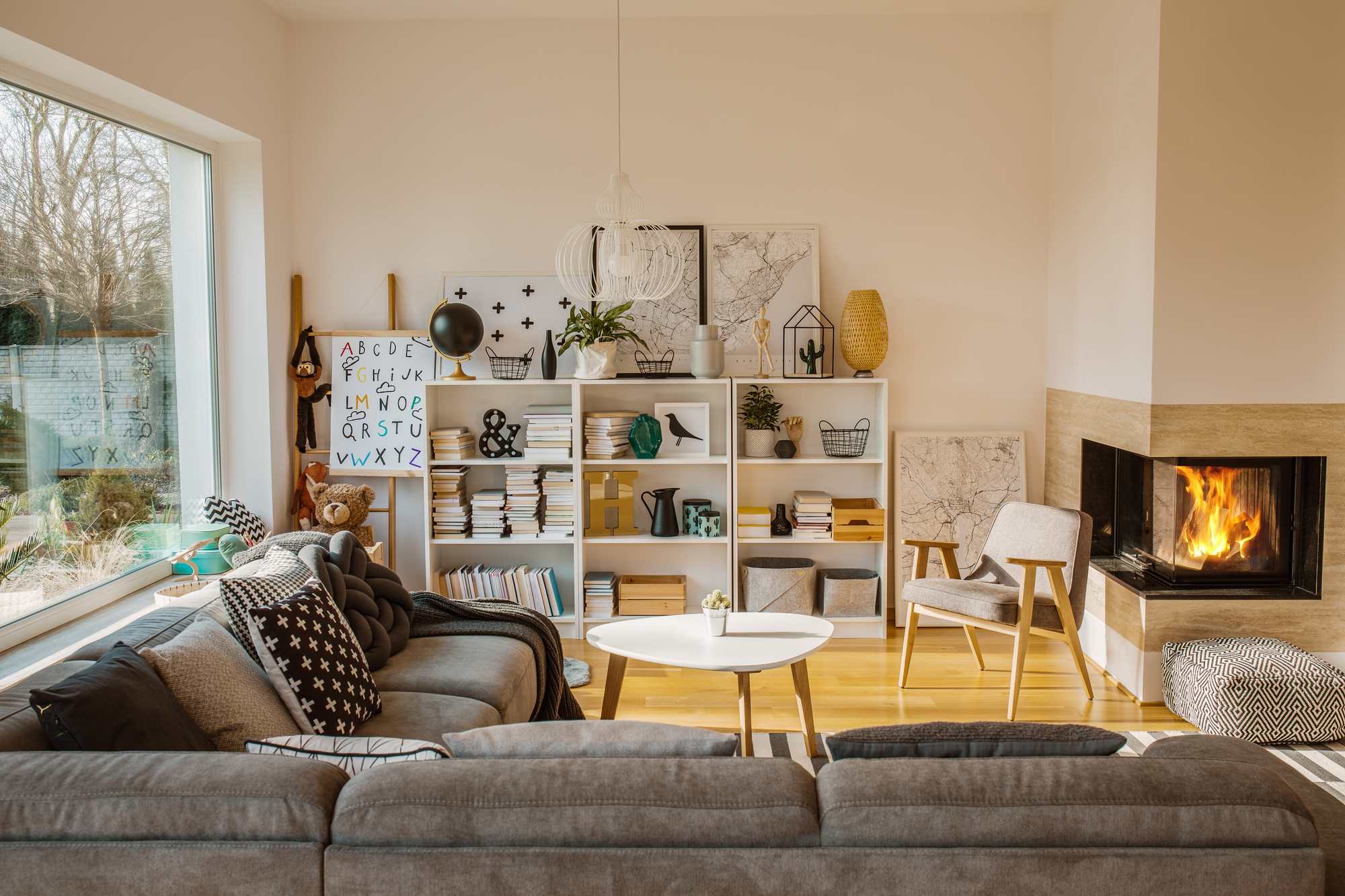 white-scandinavian-living-room-interior-with-firep-75MYTNZ.jpg